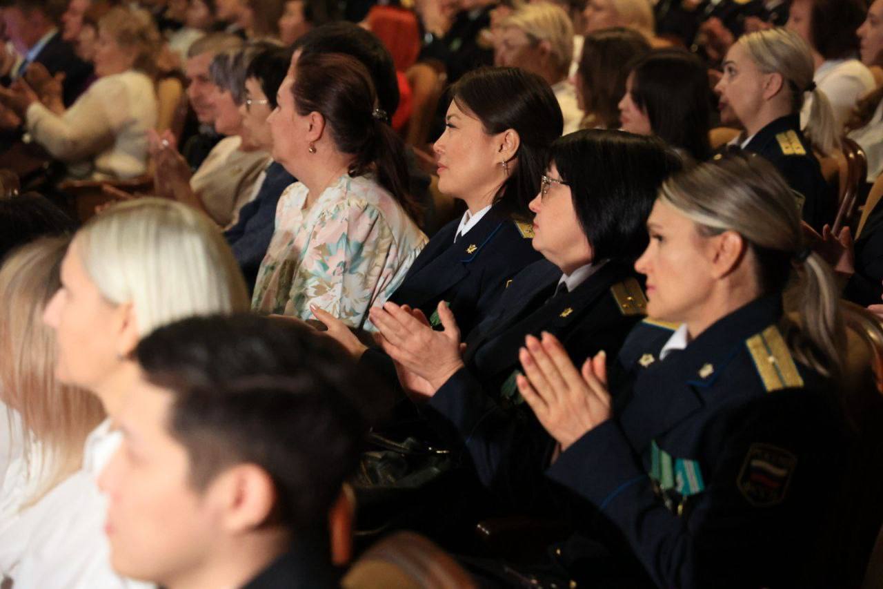 photo_5197593371365996409_y