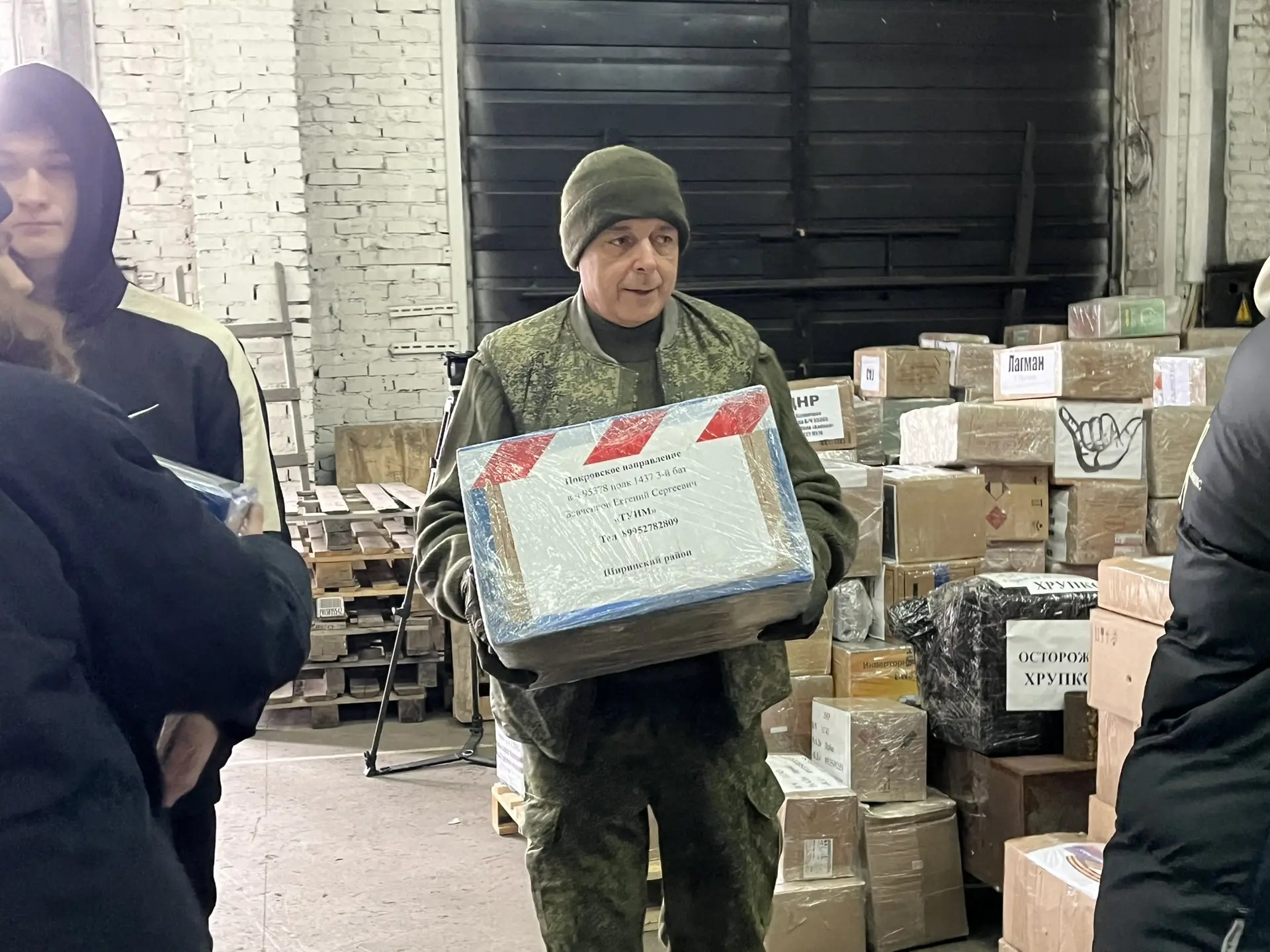 24.03 СМ несёт коробку 1