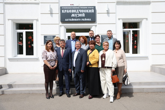 Депутаты парламента оценили ход ремонтных работ в краеведческом музее Алтайского района